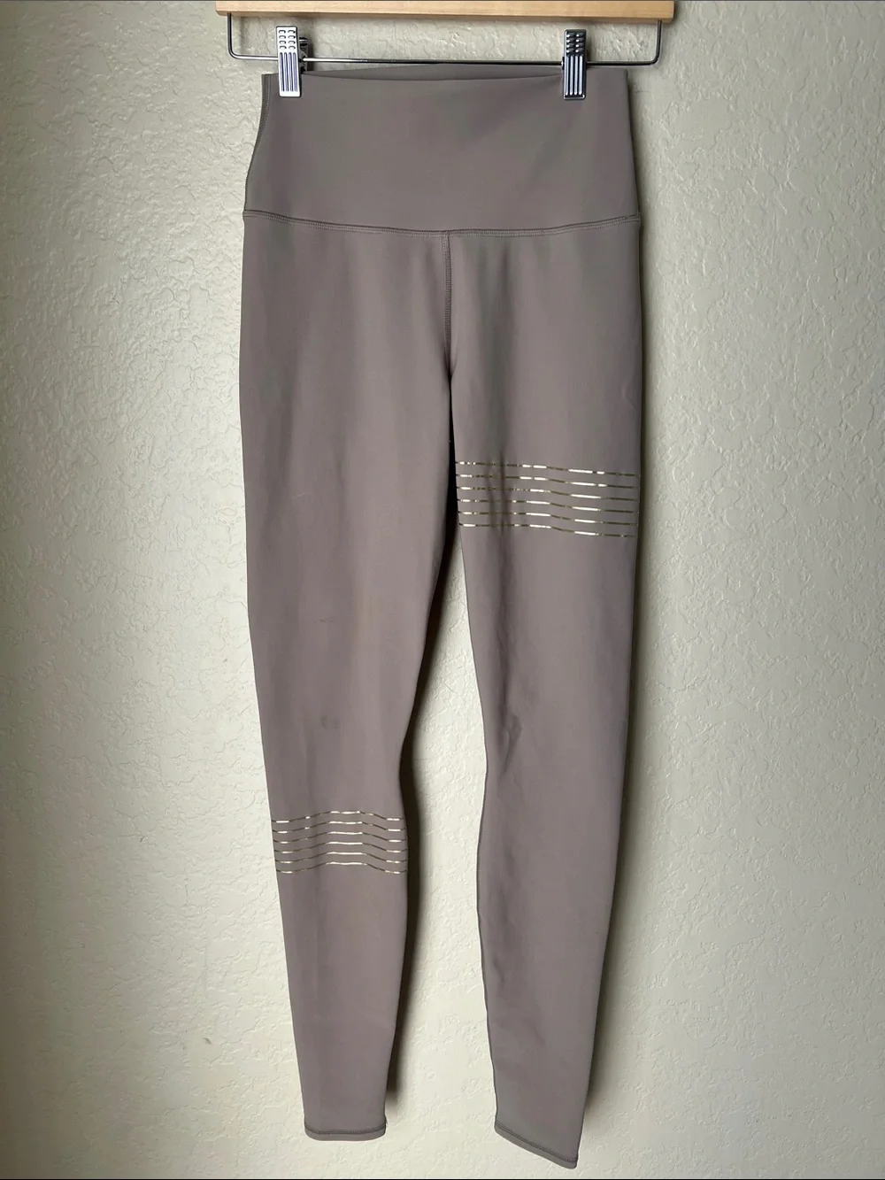Alo yoga taupe gold striped leggings